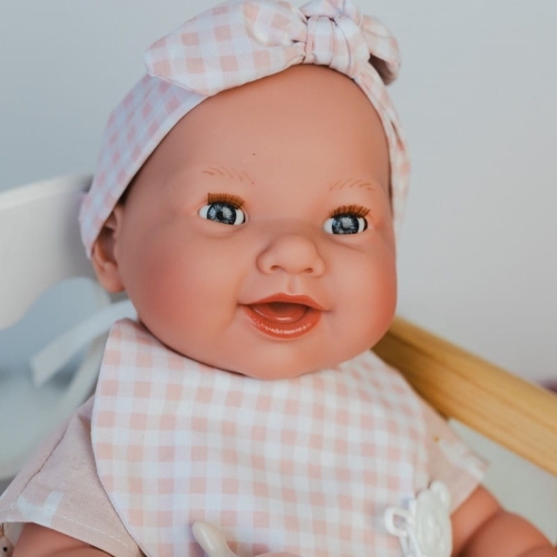 Lalka Hiszpańska 42 cm Antonio Juan 50393 Mia, bobas cały z winylu, dziewczynka, zamyka oczy, pije z buteleczki i robi siku, bez włosów, rzęsy, ubranko, smoczek, buteleczka, pieluszka pampers, kosmetyczka na akcesoria