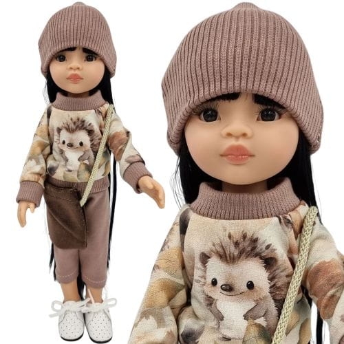 Komplet dla lalki Paola Reina Amigas 32 cm, kolor brąz i beż w jeżyki , bluza dresowa zapinana z tyłu na rzep, spodenki, czapeczka, brązowa torebka