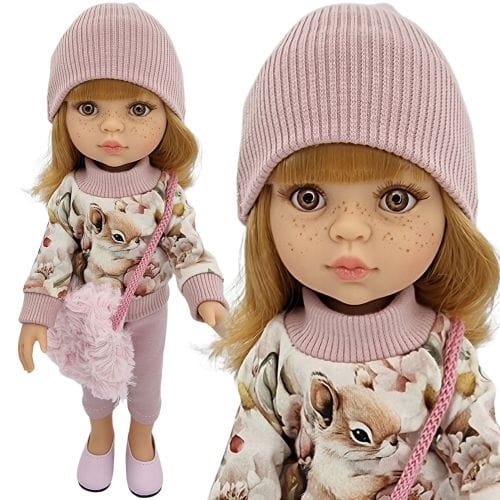 Komplet dla lalki Paola Reina Amigas 32 cm, kolor różowy i beż, bluza dresowa różowa w kwiaty z wiewiórką zapinana z tyłu na rzep, różowe spodenki, różowa czapeczka, różowa futrzana torebka