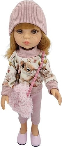 Komplet dla lalki Paola Reina Amigas 32 cm, kolor różowy i beż, bluza dresowa różowa w kwiaty z wiewiórką zapinana z tyłu na rzep, różowe spodenki, różowa czapeczka, różowa futrzana torebka