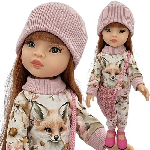 Komplet dla lalki Paola Reina Amigas 32 cm, kolor różowy i beż, bluza dresowa różowa w kwiaty z liskiem zapinana z tyłu na rzep, różowe w kwiaty spodenki, różowa czapeczka, różowa futrzana torebka