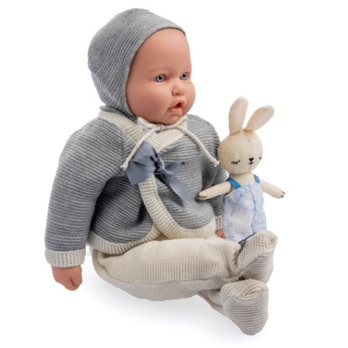 Lalka Hiszpańska 43 cm Berenguer 15201 Royal La Baby, bobas miękki brzuszek, dzianinowy szaro-beżowy komplet: czapeczka, sweterek, półśpiochy, maskotka króliczek