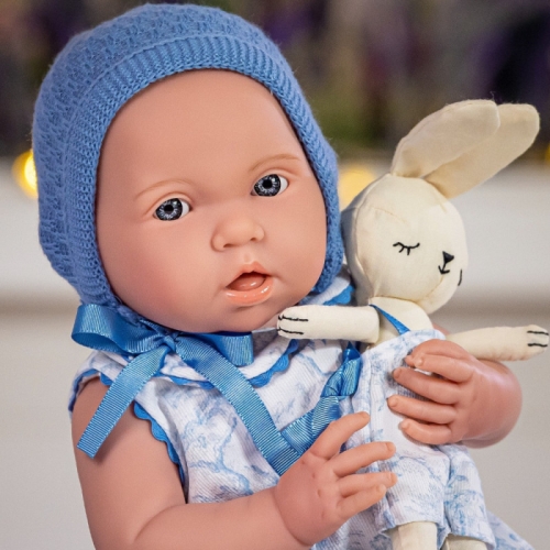 Lalka Hiszpańska 38 cm Berenguer 18068 La Newborn Azul, bobas cały z winylu, chłopiec, body, niebieski sweterek, czapeczka i skarpetki, smoczek, maskotka króliczek