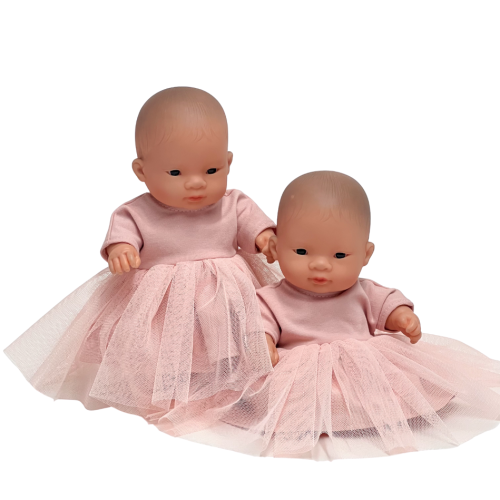 Sukienka z tiulem dla lalki Miniland 21 cm i Paola Reina Peques 21 cm - brzoskwiniowa, suto marszczona, długi rekaw, zapinana na rzep