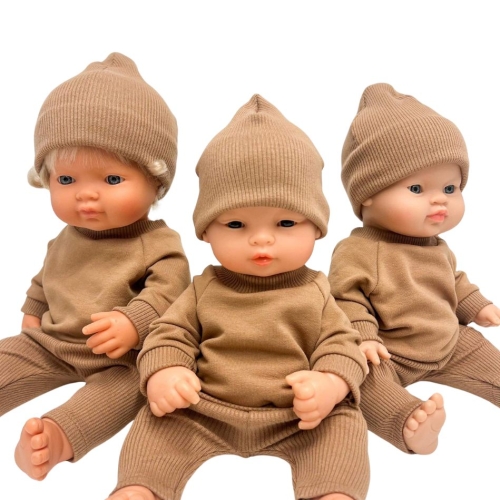 Czapka dla lalki Miniland 38 cm, Paola Reina 34 cm i Minikane 34 cm, uszyta z dzianiny prążkowej w kolorze cynamonu