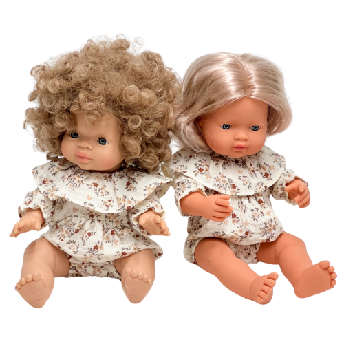 Kombinezon muślinowy z falbanką dla lalki Miniland 38 cm, Paola Reina 34 cm i Minikane 34 cm - cynamonowa łączka