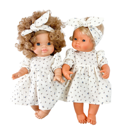 Sukienka i opaska dla lalki Miniland 38 cm, Paola Reina 34 cm i Minikane 34 cm, rękawki typu bufka, uszyta z kremowego muślinu w niebieskie kwiatuszki, zapinana na rzep