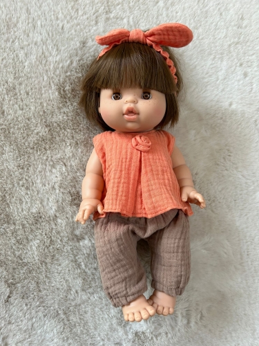 Komplet bluzka, spodnie i opaska dla lalki Paola Reina 34 cm i Minikane 34 cm, uszyte z muślinu, pomarańczowa bluzeczka z kwiatuszkiem i opaska na głowę, brązowe spodenki