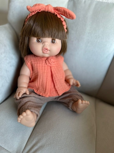 Komplet bluzka, spodnie i opaska dla lalki Paola Reina 34 cm i Minikane 34 cm, uszyte z muślinu, pomarańczowa bluzeczka z kwiatuszkiem i opaska na głowę, brązowe spodenki