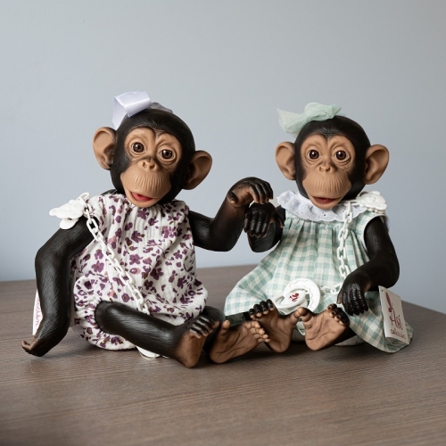 Małpka Lola 32 cm ASI 0607440 cała z winylu, doskonała imitacja zwierzątka, w ubranku, smoczek, pieluszka pampers