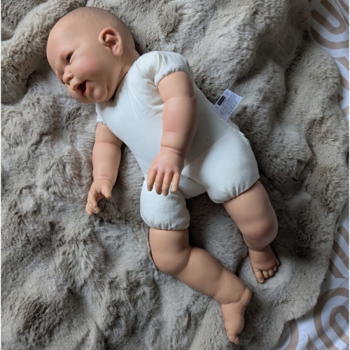 Lalka Hiszpańska 54 cm 3 kg Doro Dolls 1203 Richi, duża lalka bobas, materiałowy korpus, głowa, rączki i nóżki winylowe, bez włosów, niebieskie oczy, rzęsy, bez ubranka, idealnie nadaje się do szkół rodzenia i nauki chustonoszenia
