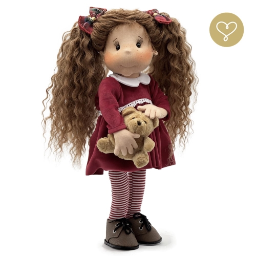 Lalka 38 cm Lullu Dolls Aurelia, szyta z materiału, posiada w ciele stelaż, samodzielnie stoi i siedzi, naturalne włosy alpaki brązowe, 3 warianty wyboru, na zdjęciu wariant 3 kolekcjonerski, sukienka, rajstopy, buciki, maskotka misio