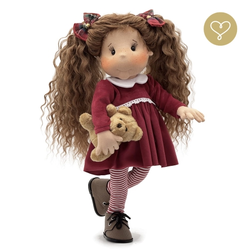Lalka 38 cm Lullu Dolls Aurelia, szyta z materiału, posiada w ciele stelaż, samodzielnie stoi i siedzi, naturalne włosy alpaki brązowe, 3 warianty wyboru, na zdjęciu wariant 3 kolekcjonerski, sukienka, rajstopy, buciki, maskotka misio