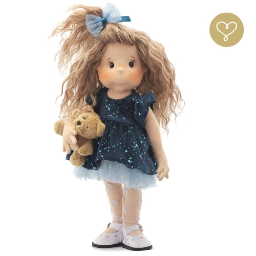 Lalka 38 cm Lullu Dolls Kamilka, szyta z materiału, posiada w ciele stelaż, samodzielnie stoi i siedzi, naturalne włosy alpaki blond, 3 warianty wyboru, na zdjęciu wariant 3 kolekcjonerski, sukienka, rajstopy, buciki, maskotka Misio Zdzisio