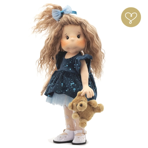 Lalka 38 cm Lullu Dolls Kamilka, szyta z materiału, posiada w ciele stelaż, samodzielnie stoi i siedzi, naturalne włosy alpaki blond, 3 warianty wyboru, na zdjęciu wariant 3 kolekcjonerski, sukienka, rajstopy, buciki, maskotka Misio Zdzisio