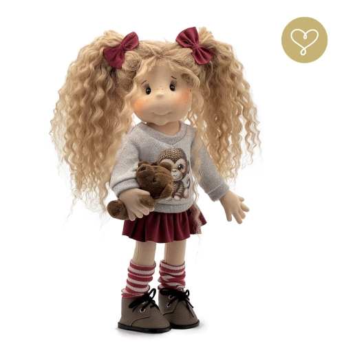 Lalka 38 cm Lullu Dolls  Niuni, szyta z materiału, posiada w ciele stelaż, samodzielnie stoi i siedzi, naturalne włosy alpaki blond, 3 warianty wyboru, na zdjęciu wariant 3 kolekcjonerski, sweterek, spódniczka, skarpety, buciki, maskotka Misio Zdzisio