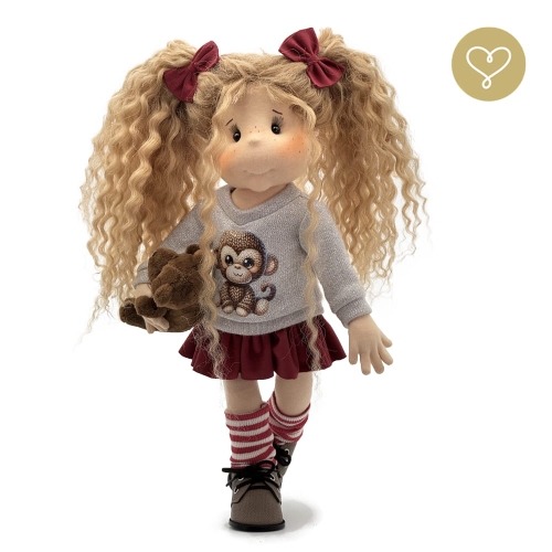 Lalka 38 cm Lullu Dolls  Niuni, szyta z materiału, posiada w ciele stelaż, samodzielnie stoi i siedzi, naturalne włosy alpaki blond, 3 warianty wyboru, na zdjęciu wariant 3 kolekcjonerski, sweterek, spódniczka, skarpety, buciki, maskotka Misio Zdzisio