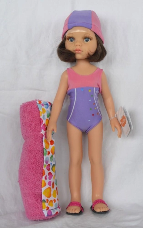 Lalka Hiszpańska 32 cm Paola Reina Amigas 04656_1 Claudia pływaczka, klasyczna, cała z winylu, niebieskie oczy, brązowe  włosy do ramion, czepek i kostium kąpielowy, klapki, ręcznik