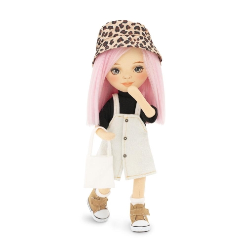 Lalka Sweet Sisters Bilie 32 cm Orange Toys, szmaciana z endoszkieletem, twarz nadrukowana cyfrowo, różowe włosy, kapelusz w panterkę, czarna bluzeczka, sukienka na szelki, buciki, torebka