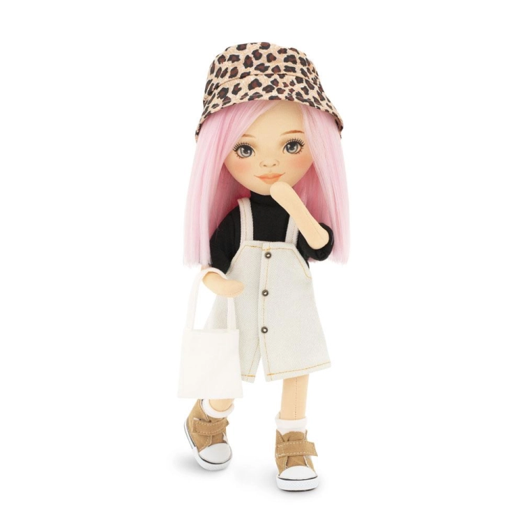 Lalka Sweet Sisters Bilie 32 cm Orange Toys, szmaciana z endoszkieletem, twarz nadrukowana cyfrowo, różowe włosy, kapelusz w panterkę, czarna bluzeczka, sukienka na szelki, buciki, torebka