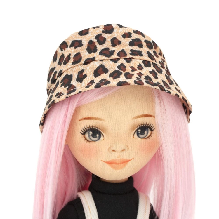 Lalka Sweet Sisters Bilie 32 cm Orange Toys, szmaciana z endoszkieletem, twarz nadrukowana cyfrowo, różowe włosy, kapelusz w panterkę, czarna bluzeczka, sukienka na szelki, buciki, torebka