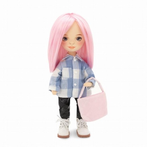 Lalka Sweet Sisters Bilie 32 cm Orange Toys, szmaciana z endoszkieletem, twarz nadrukowana cyfrowo, różowe włosy, koszula w niebiesko-białą kratę, czarne spodnie, buciki, torebka