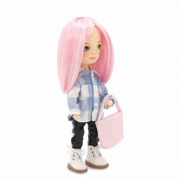 Lalka Sweet Sisters Bilie 32 cm Orange Toys, szmaciana z endoszkieletem, twarz nadrukowana cyfrowo, różowe włosy, koszula w niebiesko-białą kratę, czarne spodnie, buciki, torebka