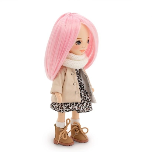Lalka Sweet Sisters Bilie 32 cm Orange Toys, szmaciana z endoszkieletem, twarz nadrukowana cyfrowo, różowe włosy, sukienka, kurteczka, skarpetki, szalik, buciki