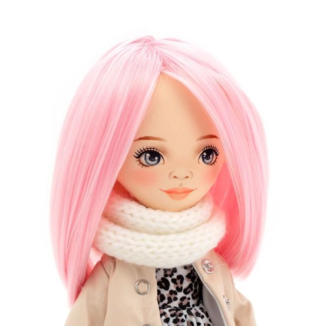 Lalka Sweet Sisters Bilie 32 cm Orange Toys, szmaciana z endoszkieletem, twarz nadrukowana cyfrowo, różowe włosy, sukienka, kurteczka, skarpetki, szalik, buciki