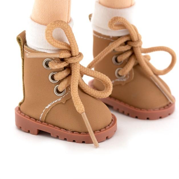 Lalka Sweet Sisters Bilie 32 cm Orange Toys, szmaciana z endoszkieletem, twarz nadrukowana cyfrowo, różowe włosy, sukienka, kurteczka, skarpetki, szalik, buciki
