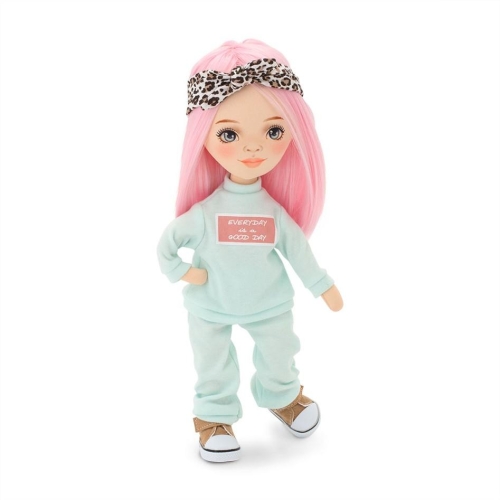 Lalka Sweet Sisters Bilie 32 cm Orange Toys, szmaciana z endoszkieletem, twarz nadrukowana cyfrowo, różowe włosy, dwuczęściowy miętowy dresik, opaska na głowę, buciki