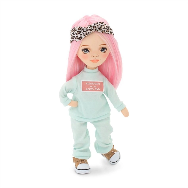 Lalka Sweet Sisters Bilie 32 cm Orange Toys, szmaciana z endoszkieletem, twarz nadrukowana cyfrowo, różowe włosy, dwuczęściowy miętowy dresik, opaska na głowę, buciki