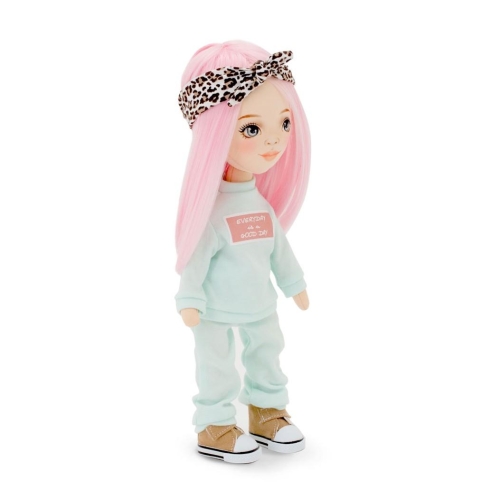 Lalka Sweet Sisters Bilie 32 cm Orange Toys, szmaciana z endoszkieletem, twarz nadrukowana cyfrowo, różowe włosy, dwuczęściowy miętowy dresik, opaska na głowę, buciki