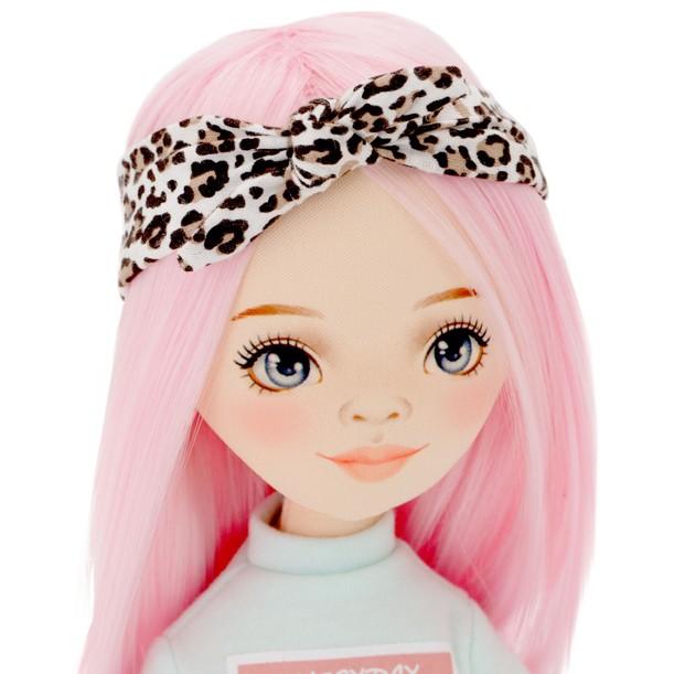 Lalka Sweet Sisters Bilie 32 cm Orange Toys, szmaciana z endoszkieletem, twarz nadrukowana cyfrowo, różowe włosy, dwuczęściowy miętowy dresik, opaska na głowę, buciki