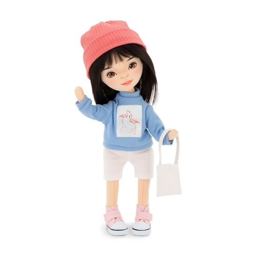 Lalka Sweet Sisters Lilu 32 cm Orange Toys, szmaciana z endoszkieletem, twarz nadrukowana cyfrowo, czarne włosy, jasnoniebieska bluza z flamingami, jasne szorty, czapeczka, buciki, torebka