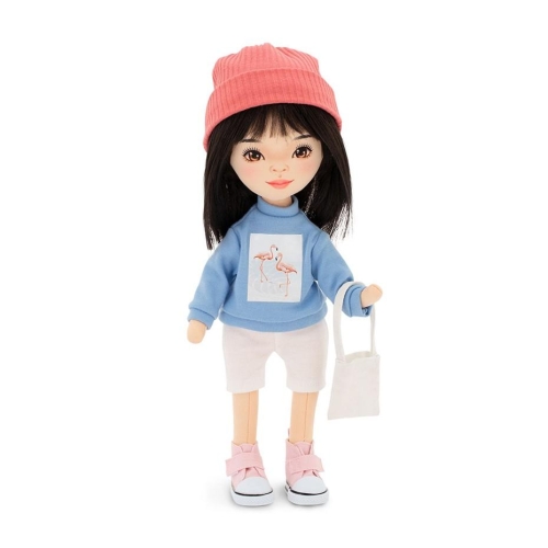 Lalka Sweet Sisters Lilu 32 cm Orange Toys, szmaciana z endoszkieletem, twarz nadrukowana cyfrowo, czarne włosy, jasnoniebieska bluza z flamingami, jasne szorty, czapeczka, buciki, torebka