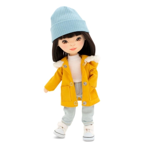 Lalka Sweet Sisters Lilu 32 cm Orange Toys, szmaciana z endoszkieletem, twarz nadrukowana cyfrowo, czarne włosy, koszulka, jasnoszare jeansy, musztardowa kurtka z kapturem, czapeczka, buciki
