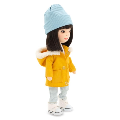 Lalka Sweet Sisters Lilu 32 cm Orange Toys, szmaciana z endoszkieletem, twarz nadrukowana cyfrowo, czarne włosy, koszulka, jasnoszare jeansy, musztardowa kurtka z kapturem, czapeczka, buciki
