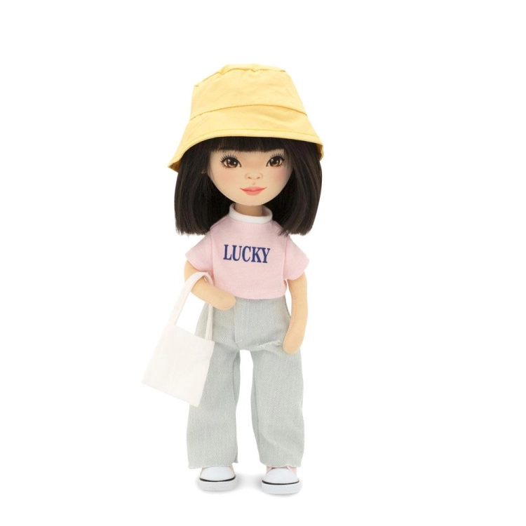 Lalka Sweet Sisters Lilu 32 cm Orange Toys, szmaciana z endoszkieletem, twarz nadrukowana cyfrowo, czarne włosy, żółty kapelusz, różowa koszulka z napisem Lucky, jasnoszare jeansy, buciki, torebka