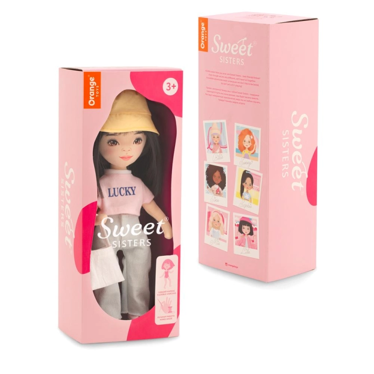 Lalka Sweet Sisters Lilu 32 cm Orange Toys, szmaciana z endoszkieletem, twarz nadrukowana cyfrowo, czarne włosy, żółty kapelusz, różowa koszulka z napisem Lucky, jasnoszare jeansy, buciki, torebka