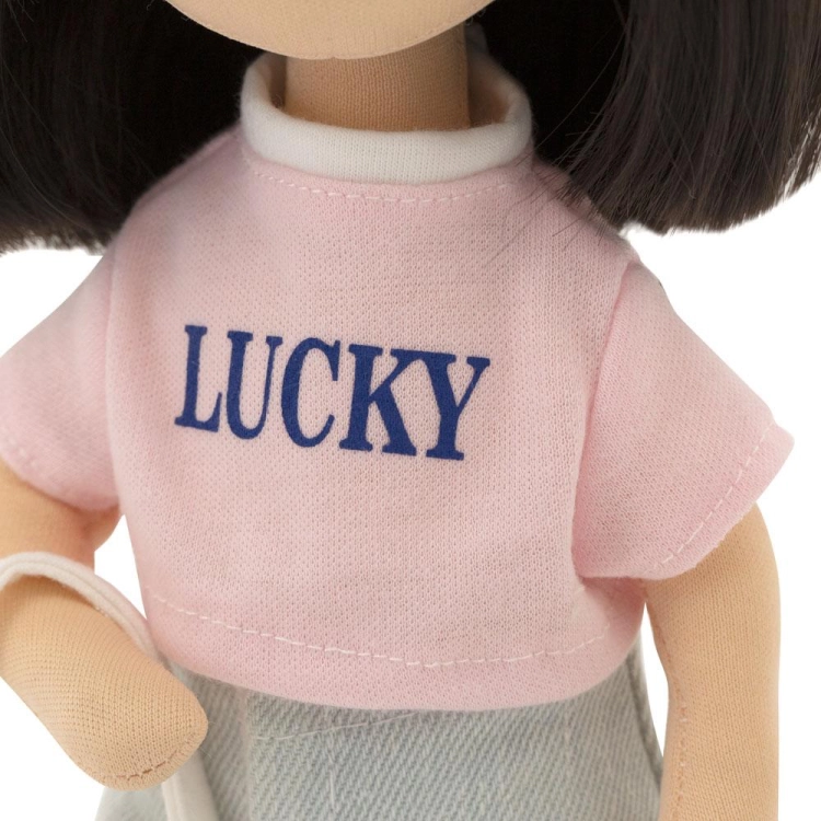 Lalka Sweet Sisters Lilu 32 cm Orange Toys, szmaciana z endoszkieletem, twarz nadrukowana cyfrowo, czarne włosy, żółty kapelusz, różowa koszulka z napisem Lucky, jasnoszare jeansy, buciki, torebka