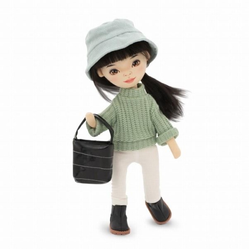 Lalka Sweet Sisters Lilu 32 cm Orange Toys, szmaciana z endoszkieletem, twarz nadrukowana cyfrowo, czarne włosy, jasnoturkusowy kapelusz, zielony sweterek, białe legginsy, buciki, torebka