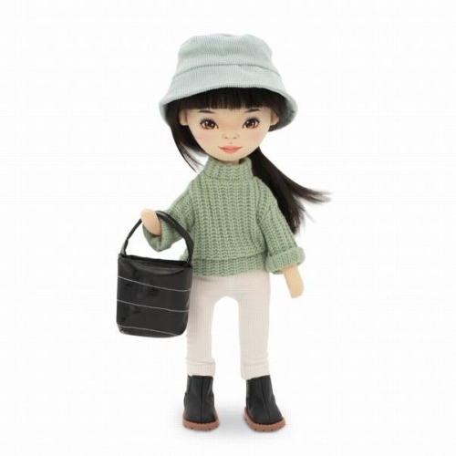 Lalka Sweet Sisters Lilu 32 cm Orange Toys, szmaciana z endoszkieletem, twarz nadrukowana cyfrowo, czarne włosy, jasnoturkusowy kapelusz, zielony sweterek, białe legginsy, buciki, torebka