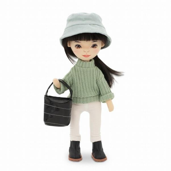 Lalka Sweet Sisters Lilu 32 cm Orange Toys, szmaciana z endoszkieletem, twarz nadrukowana cyfrowo, czarne włosy, jasnoturkusowy kapelusz, zielony sweterek, białe legginsy, buciki, torebka
