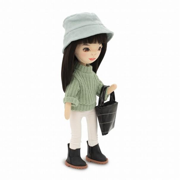 Lalka Sweet Sisters Lilu 32 cm Orange Toys, szmaciana z endoszkieletem, twarz nadrukowana cyfrowo, czarne włosy, jasnoturkusowy kapelusz, zielony sweterek, białe legginsy, buciki, torebka