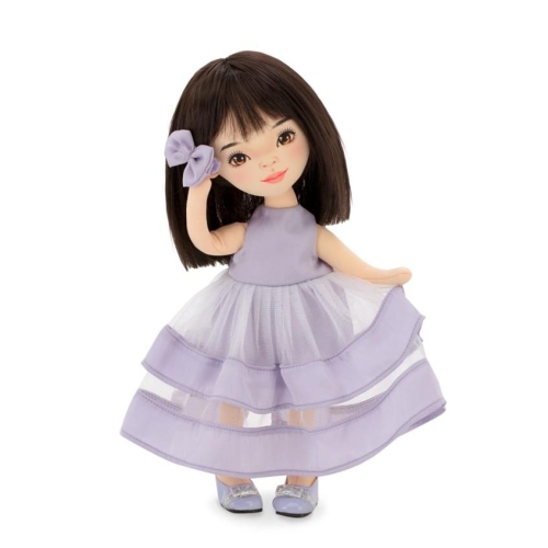 Lalka Sweet Sisters Lilu 32 cm Orange Toys, szmaciana z endoszkieletem, twarz nadrukowana cyfrowo, czarne włosy, jasnofioletowa sukienka, kokardka, buciki