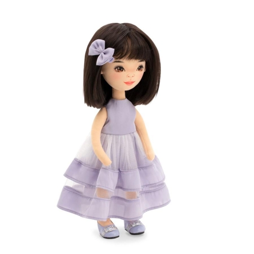 Lalka Sweet Sisters Lilu 32 cm Orange Toys, szmaciana z endoszkieletem, twarz nadrukowana cyfrowo, czarne włosy, jasnofioletowa sukienka, kokardka, buciki