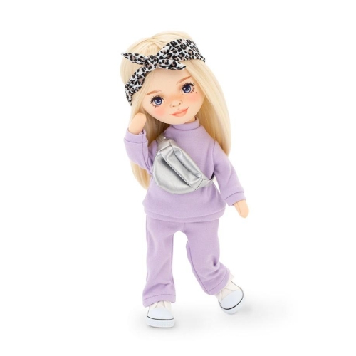 Lalka Sweet Sisters Mia 32 cm Orange Toys, szmaciana z endoszkieletem, twarz nadrukowana cyfrowo, blond włosy, dwuczęściowy fioletowy dresik, opaska na głowę, buciki, torebka