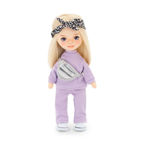 Lalka Sweet Sisters Mia 32 cm Orange Toys, szmaciana z endoszkieletem, twarz nadrukowana cyfrowo, blond włosy, dwuczęściowy fioletowy dresik, opaska na głowę, buciki, torebka