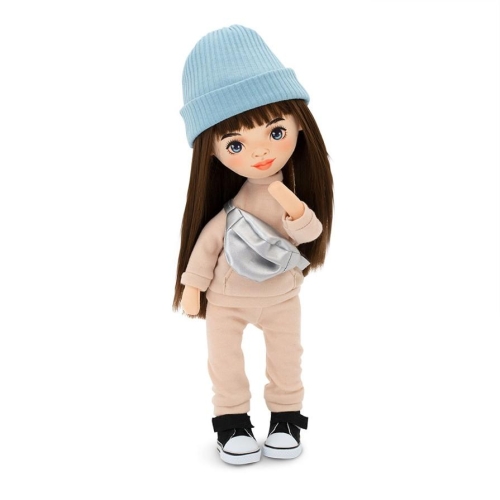 Lalka Sweet Sisters Sophie 32 cm Orange Toys, szmaciana z endoszkieletem, twarz nadrukowana cyfrowo, ciemnobrązowe włosy, dwuczęściowy beżowy dresik, czapeczka, buciki, torebka